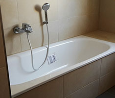 Badewanne mit Garnitur